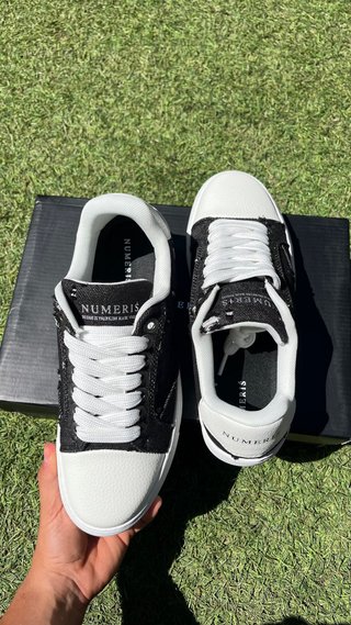 Numeris Zapatillas Negras y Blancas