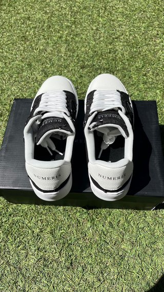 Numeris Zapatillas Negras y Blancas