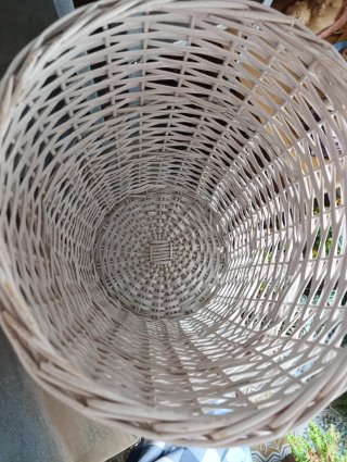 Cesto de mimbre blanco