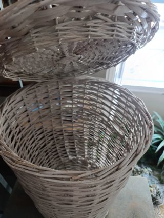 Cesto de mimbre blanco