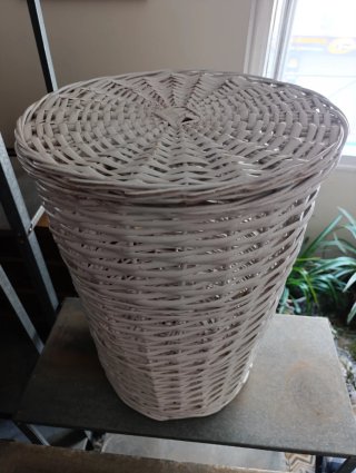 Cesto de mimbre blanco