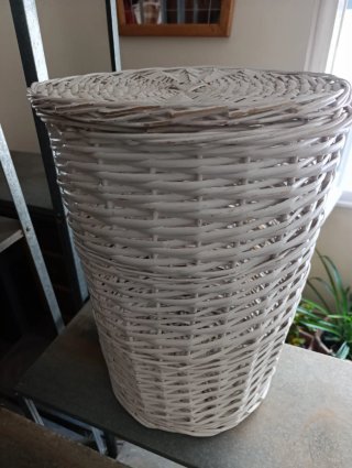 Cesto de mimbre blanco