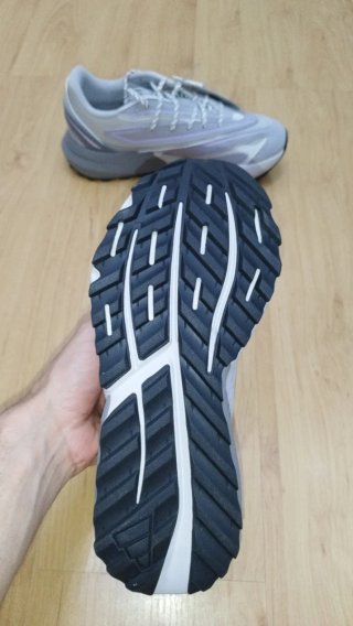 Zapatillas Adidas Grises y Blancas