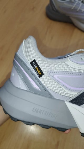Zapatillas Adidas Grises y Blancas