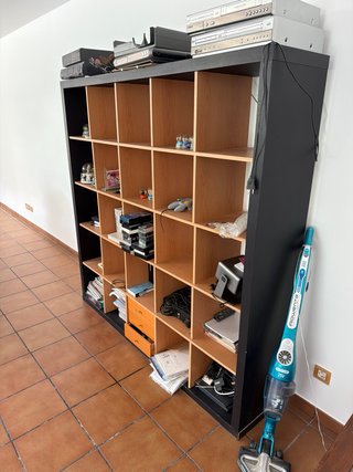 Estantería modular negra y madera