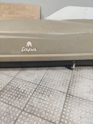 Cofre de techo rígido para coche. Baca porta esquí