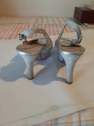 Zapatos de tacón plateados peep toe