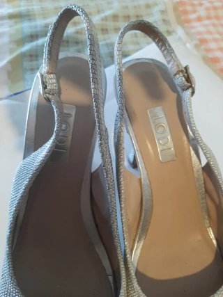 Zapatos de tacón plateados peep toe