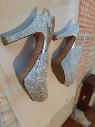 Zapatos de tacón plateados peep toe