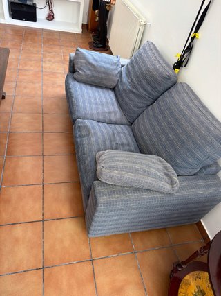 Sofá de tela azul y gris