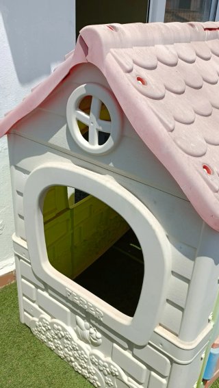 Casa de juegos infantil con tobogán