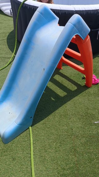 Casa de juegos infantil con tobogán