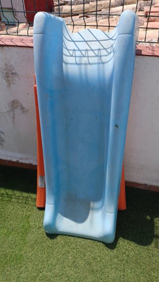 Casa de juegos infantil con tobogán