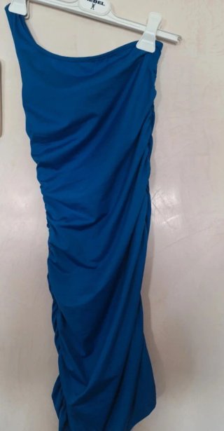 Abito blu monospalla drappeggiato