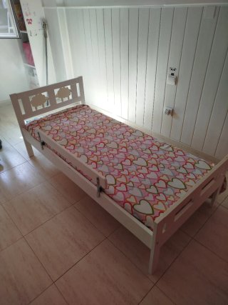 Cama infantil Ikea blanca con barrera