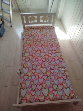 Cama infantil Ikea blanca con barrera