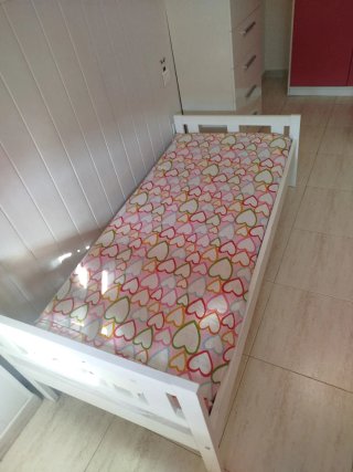 Cama infantil Ikea blanca con barrera
