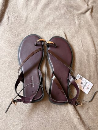 Sandalias Bershka marrones con detalle dorado T.38