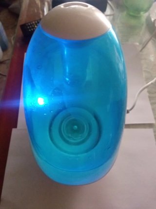 Humidificador azul y blanco