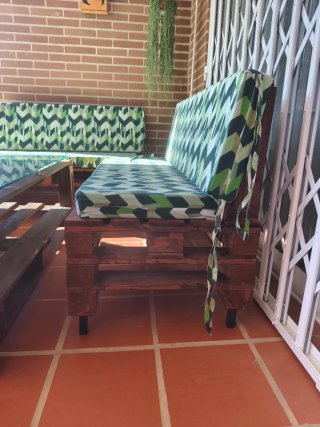 Sofás y mesa de palets con cojines
