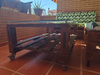 Sofás y mesa de palets con cojines
