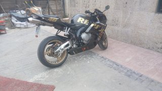 Honda 1000RR Sportbike Negra y Dorada