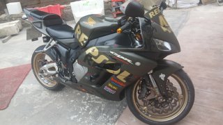 Honda 1000RR Sportbike Negra y Dorada