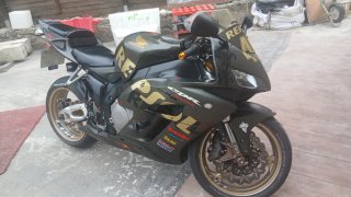 Honda 1000RR Sportbike Negra y Dorada