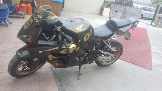 Honda 1000RR Sportbike Negra y Dorada