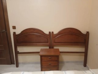 2 cabeceros de madera y mesilla