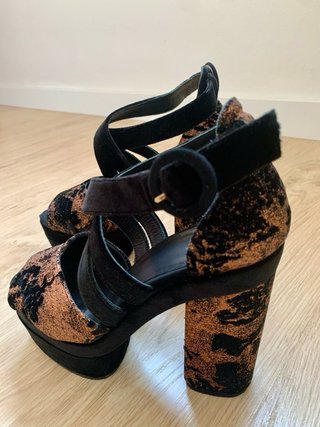 Zapatos Castañer Talla 37 Negro y Dorado.