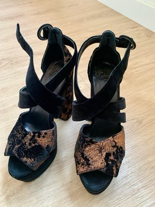 Zapatos Castañer Talla 37 Negro y Dorado.