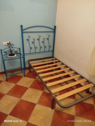 Dos cama individual azul con cabecero floral