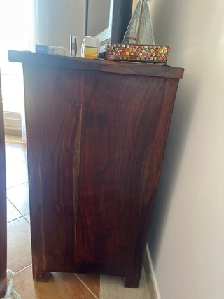 Aparador de madera con detalles metálicos