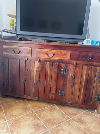 Aparador de madera con detalles metálicos