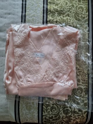 Camisón y bata de satén rosa