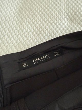 Falda Zara negra con tachuelas