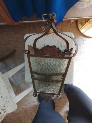 Farol antiguo de metal y cristal