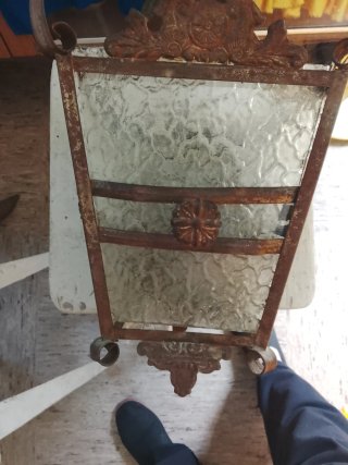 Farol antiguo de metal y cristal