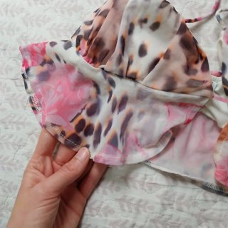 Top Bershka estampado floral y animal print