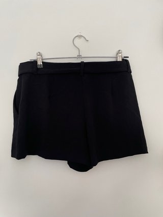 Bermuda de pinzas con cinturón
