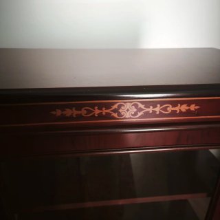 Vitrina de madera y cristal