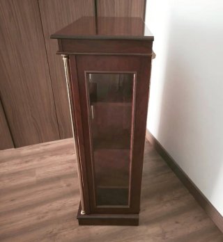 Vitrina de madera y cristal