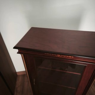 Vitrina de madera y cristal