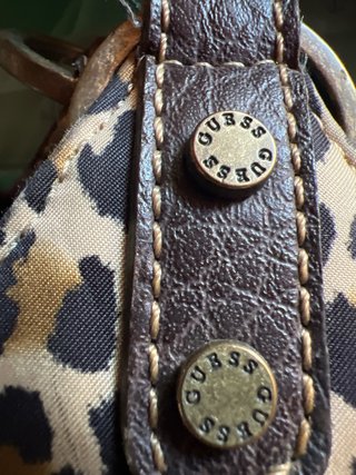 Bolso de hombro estampado leopardo Guess