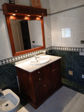 Mueble de baño con lavabo y espejo rústico, madera