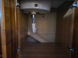 Mueble de baño con lavabo y espejo rústico, madera