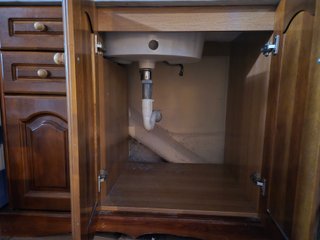 Mueble de baño con lavabo y espejo rústico, madera