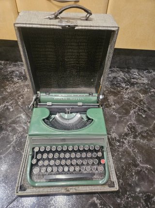 Máquina de escribir Hispano Olivetti con maletín