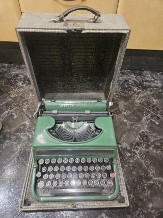 Máquina de escribir Hispano Olivetti con maletín